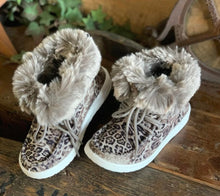 Load image into Gallery viewer, Black/White Fur Youth Shoe

