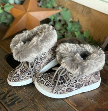 Load image into Gallery viewer, Black/White Fur Youth Shoe
