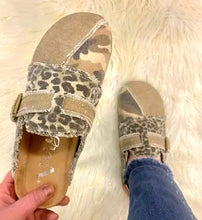 Load image into Gallery viewer, Leopard Camo Neutral Slides
